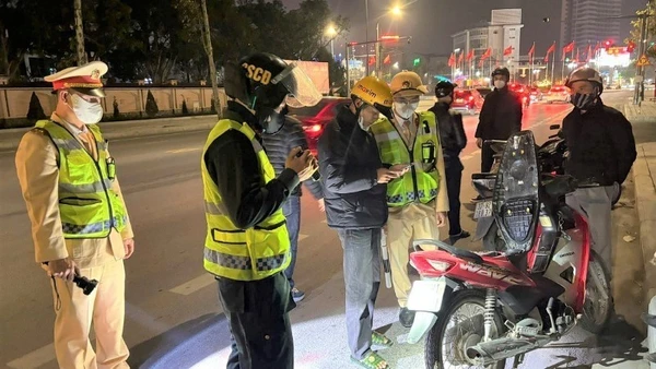 Tổ công tác 373 Công an tỉnh Nghệ An tuần tra, kiểm soát. (Ảnh: CÔNG AN NGHỆ AN)