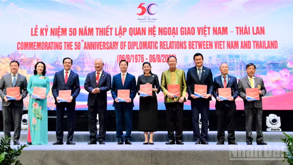 Hội Hữu nghị Việt Nam-Thái Lan trao tặng cuốn sách về quan hệ Việt Nam-Thái Lan tới các đại biểu.