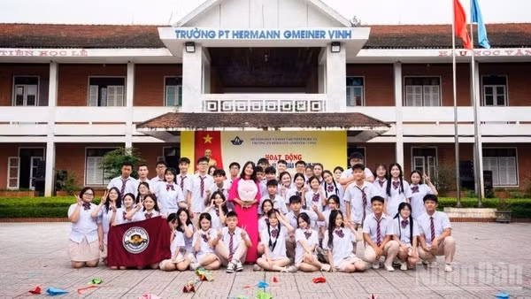 Giáo viên và học sinh Trường phổ thông Hermann Gmeiner Vinh.