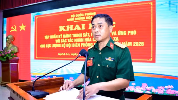 Đại tá Trần Văn Chúng, Phó Tham mưu trưởng Binh chủng Hóa học phát biểu khai mạc tập huấn.