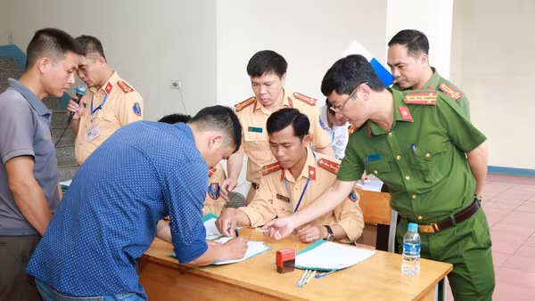Đại tá Trần Ngọc Tuấn, Phó Giám đốc Công an tỉnh Nghệ An kiểm tra công tác sát hạch, cấp giấy phép lái xe.