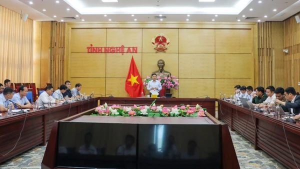 Cuộc họp về tình hình triển khai Dự án đầu tư xây dựng đường bộ cao tốc Vinh-Thanh Thủy của Ủy ban nhân dân tỉnh Nghệ An vào sáng 19/3.