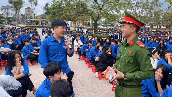 Tuyên truyền pháp luật cho học sinh Trường trung học phổ thông Lê Lợi, xã Tân Phú, tỉnh Nghệ An. (Ảnh: CÔNG AN NGHỆ AN)