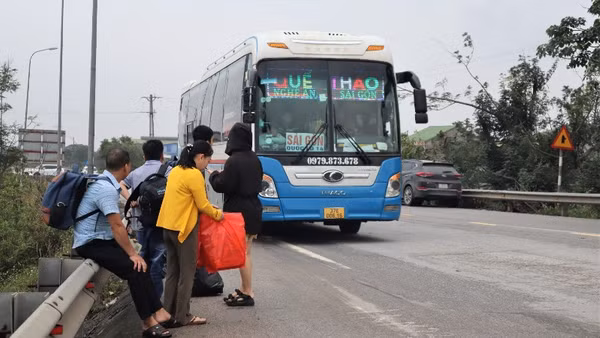 Sáng mùng 4 Tết, thời tiết khô ráo, người dân thuận lợi đón xe khởi hành năm mới.