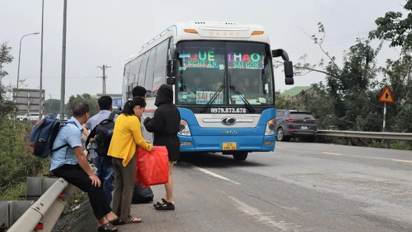 Sáng mùng 4 Tết, thời tiết khô ráo, người dân thuận lợi đón xe khởi hành năm mới.