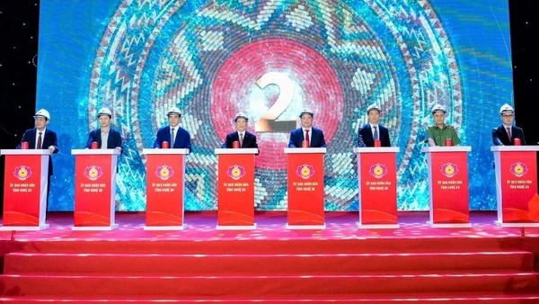 Phó Thủ tướng Chính phủ Hồ Đức Phớc và lãnh đạo tỉnh Nghệ An, đại diện các sở, ngành, đơn vị bấm nút khởi công Trường phổ thông nội trú liên cấp tiểu học và trung học cơ sở Thông Thụ.