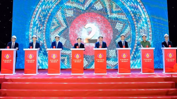 Phó Thủ tướng Chính phủ Hồ Đức Phớc và lãnh đạo tỉnh Nghệ An, đại diện các sở, ngành, đơn vị bấm nút khởi công Trường phổ thông nội trú liên cấp tiểu học và trung học cơ sở Thông Thụ.