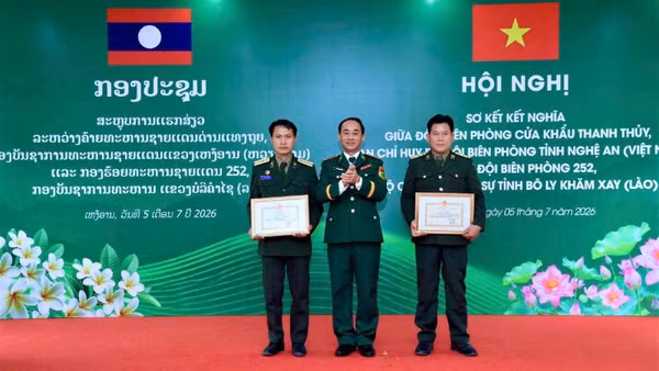 Đại tá Trần Quang Trung, Chính ủy Bộ đội Biên phòng tỉnh Nghệ An trao Giấy khen cho tập thể và cá nhân thuộc Đại đội Biên phòng 252 có thành tích xuất sắc trong thực hiện Chương trình kết nghĩa.