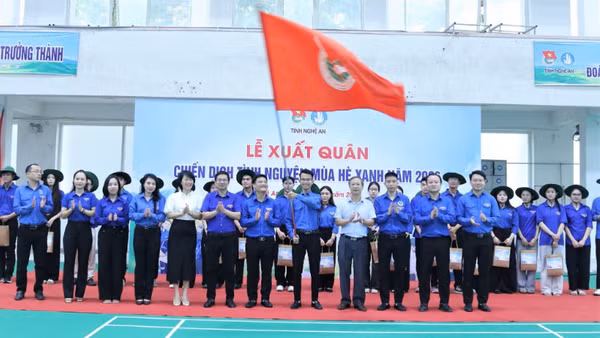 Nghi thức trao cờ trước giờ xuất quân.