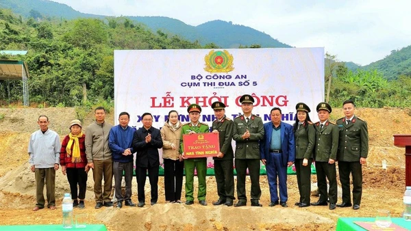 Công an tỉnh Nghệ An - đại diện Cụm thi đua số 5 Bộ Công an trao biển tượng trưng nhà tình nghĩa tặng Đại úy Lô Đình Quang. (Ảnh: CÔNG AN NGHỆ AN)