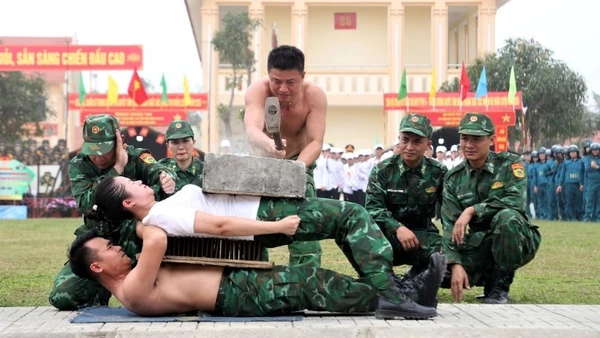 Màn biểu diễn khí công của vợ chồng Thiếu tá Nguyễn Anh Tuấn và Thiếu tá Hoàng Hoa Mai. 