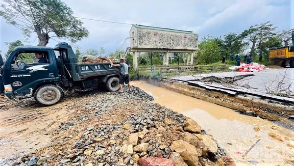 Khẩn trương khắc phục sự cố sạt lở đê bao sông Vinh sau khi bão số 10 quét qua Nghệ An vào năm 2025. (Ảnh: QUỲNH TRANG)