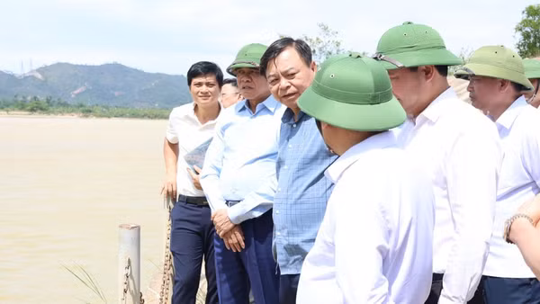 Thứ trưởng Nông nghiệp và Môi trường Nguyễn Hoàng Hiệp cùng lãnh đạo Ủy ban nhân dân tỉnh Nghệ An và các thành viên Đoàn công tác kiểm tra hiện trường khu vực cống Nam Đàn 2. (Ảnh: KIM OANH)