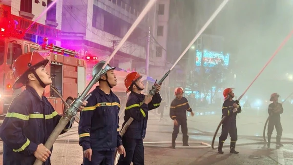 Cảnh sát phòng cháy, chữa cháy và cứu nạn, cứu hộ, Công an tỉnh Nghệ An thực tập phương án chữa cháy tại chợ Vinh. (Ảnh: CÔNG AN NGHỆ AN)