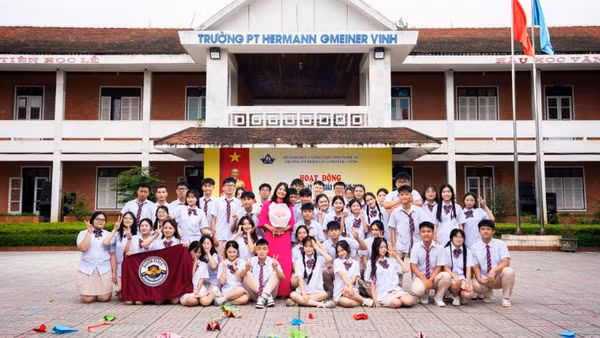 Giáo viên và học sinh Trường phổ thông Hermann Gmeiner Vinh.