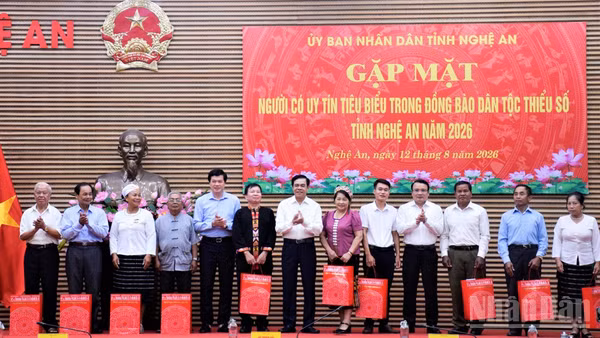 Lãnh đạo Ủy ban nhân dân tỉnh Nghệ An tặng quà cho các đại biểu. (Ảnh: TRUNG HIẾU)