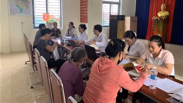 Cán bộ Trung tâm Phục vụ hành chính công xã Hưng Nguyên Nam (Nghệ An) tổ chức tiếp nhận, giải quyết thủ tục hành chính lưu động tại Nhà văn hóa xóm Thành Sơn. (Ảnh: CTV)