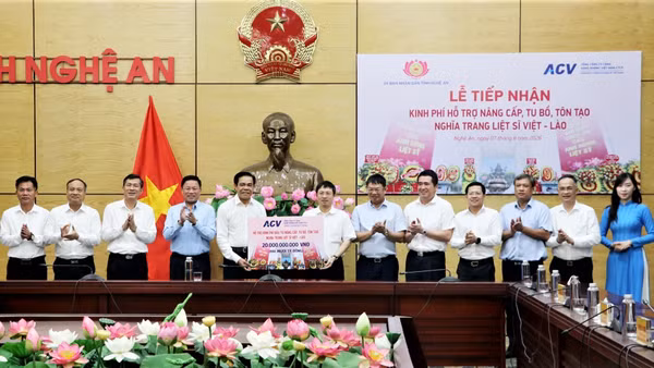 Lãnh đạo ACV trao biểu trưng số tiền 20 tỷ đồng hỗ trợ tỉnh Nghệ An nâng cấp, tu bổ, tôn tạo Nghĩa trang Liệt sĩ Việt-Lào. (Ảnh: CTV)