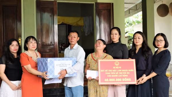 Đại diện Quỹ Hỗ trợ lao động ngoài nước và Đoàn công tác trao hỗ trợ đến thân nhân anh Trần Văn Quân.