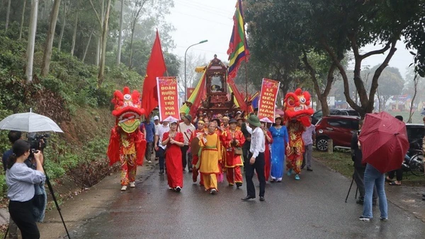 Nghi lễ rước kiệu tại Lễ hội đền Vua Mai. (Ảnh tư liệu)