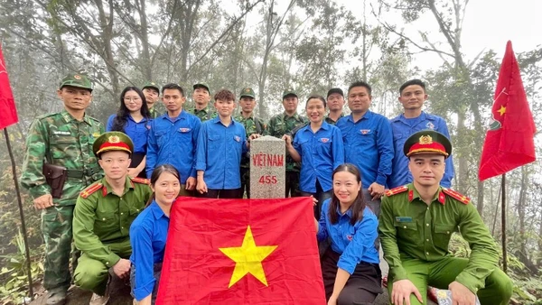 Cán bộ, chiến sĩ Đồn Biên phòng Ngọc Lâm, đoàn viên thanh niên các xã: Sơn Lâm, Hạnh Lâm và Trại giam số 6 (Cục C10, Bộ Công an) chụp ảnh lưu niệm tại cột mốc 455. 