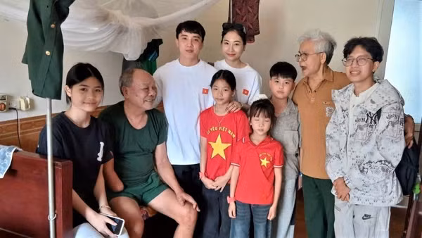 Các tập thể, người thân đến thăm các thương binh, bệnh binh tại Trung tâm Điều dưỡng thương binh Nghệ An.