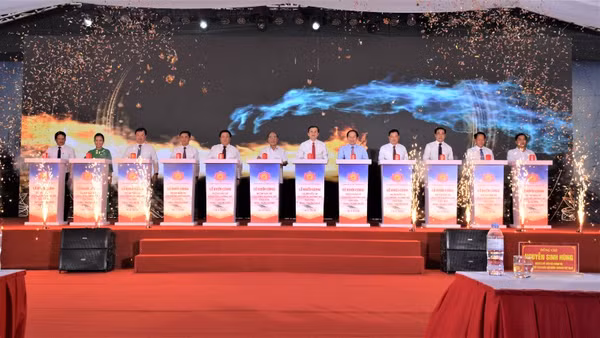 Các đồng chí lãnh đạo Đảng, Nhà nước, bộ, ngành Trung ương và tỉnh Nghệ An, nhà đầu tư bấm nút khởi công Dự án đầu tư xây dựng đường bộ cao tốc Vinh-Thanh Thủy.
