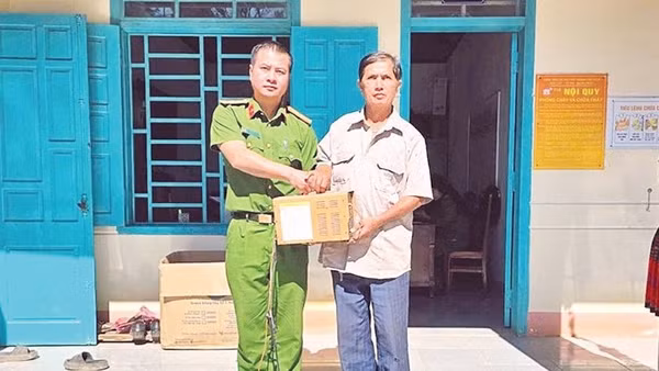 Người dân xã Tà Đùng tự nguyện giao nộp cho lực lượng Công an xã dụng cụ kích điện dùng khai thác thủy sản trái phép.