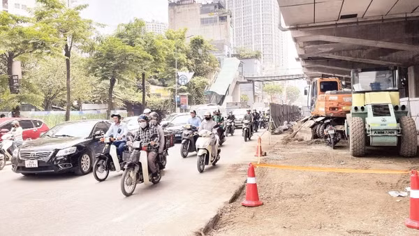 Tuyến đường Nguyễn Trãi thường xuyên ùn tắc và phát sinh bụi do thi công hệ thống thoát nước.