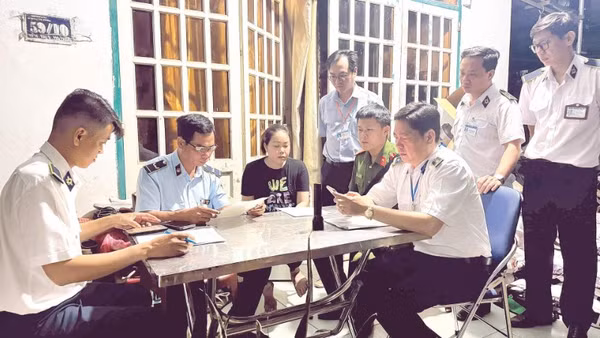 Chi cục Chăn nuôi và Thú y Thành phố Hồ Chí Minh làm việc với hộ kinh doanh bà V. tại phường Tân Đông Hiệp về hành vi giết mổ động vật tại địa điểm không được phép.
