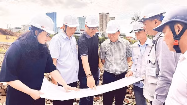 Đại diện phường Yên Hòa bàn giao một phần mặt bằng cho chủ đầu tư để thi công dự án.