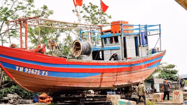 Một số xưởng đóng tàu tại làng Trung Kiên hoạt động cầm chừng do thiếu đơn đặt hàng.