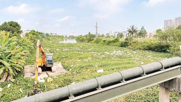 Công ty TNHH một thành viên Sông Chu triển khai nạo vét kênh tiêu Hòa Giang.