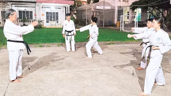 Học sinh khuyết tật học võ miễn phí trong khuôn viên Trường Giáo dục chuyên biệt Cần Thơ.