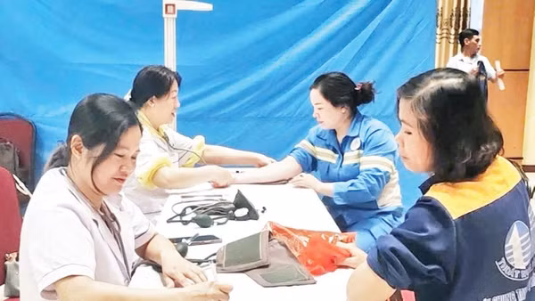 Liên đoàn Lao động Thành phố Hà Nội tổ chức khám sức khỏe tổng quát miễn phí cho đoàn viên, người lao động.