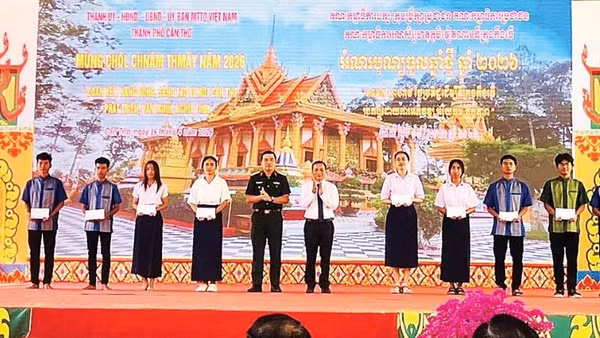 Lãnh đạo Hội đồng nhân dân thành phố Cần Thơ trao học bổng tặng học sinh Khmer nhân dịp Chôl Chnăm Thmây 2026.