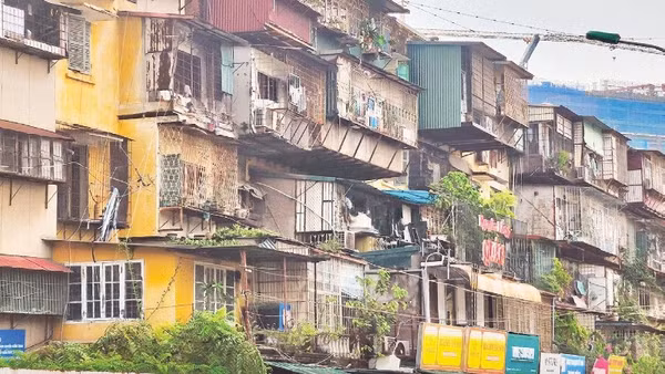 Một tòa chung cư cũ trong Khu tập thể Thành Công, Hà Nội.
