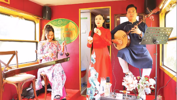 Biểu diễn nghệ thuật trong toa cộng đồng trên chuyến tàu “Kết nối di sản miền trung”. (Ảnh: TRẦN VŨ THÀNH)