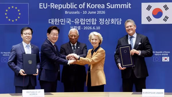 Trong khuôn khổ Hội nghị Thượng đỉnh Liên minh châu Âu (EU)-Hàn Quốc diễn ra tại Brussels (Bỉ) ngày 10/6/2026, EU và Hàn Quốc đã chính thức ký kết Hiệp định thương mại kỹ thuật số (DTA), đánh dấu bước phát triển mới trong quan hệ đối tác kinh tế giữa hai bên và khẳng định cam kết thúc đẩy thương mại mở, minh bạch, dựa trên luật lệ. Ảnh (từ trái sang): Bộ trưởng Thương mại Hàn Quốc Yeo Han-koo, Tổng thống Hàn Quốc Lee Jae Myung, Chủ tịch Hội đồng châu Âu Antonio Costa, Chủ tịch Ủy ban châu Âu Ursula von der Leyen và Ủy viên EU phụ trách thương mại và an ninh kinh tế Maros Sefcovic tại lễ ký. (Ảnh: Yonhap/TTXVN)