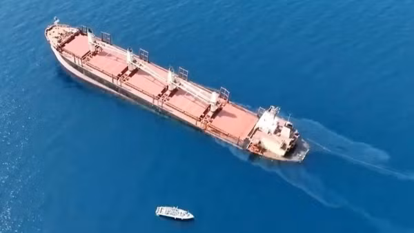 Một tàu hàng của Anh sau khi bị lực lượng Houthi tấn công ở ngoài khơi bờ biển Yemen ngày 18/2/2024. (Ảnh: THX/TTXVN)