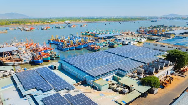 Điện mặt trời mái nhà là một trong các giải pháp hiệu quả trong sử dụng hiệu quả điện tại các cơ sở, hộ gia đình. 