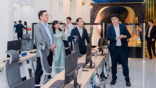 Các đại biểu tham quan phòng mô phỏng điều khiển và khai thác đường sắt tốc độ cao.