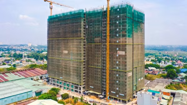 Một dự án nhà ở thương mại đang triển khai tại khu vực Đông Bắc Thành phố Hồ Chí Minh. 