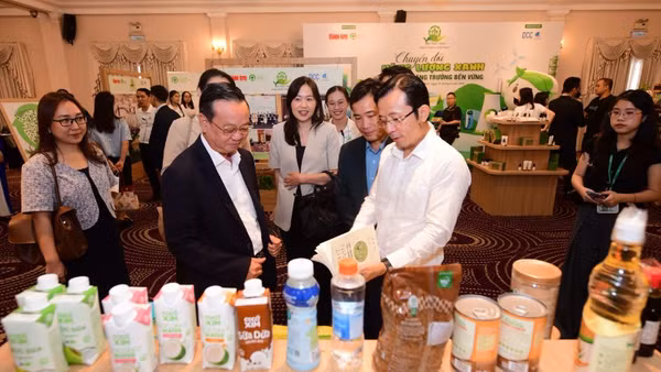 Lãnh đạo Ủy ban nhân dân Thành phố Hồ Chí Minh trao đổi, tham quan gian hàng có sản phẩm tái chế bên lề hội thảo. (Ảnh: QUANG ĐỊNH)