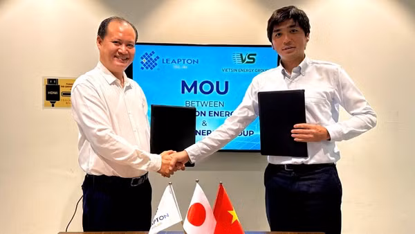 Đại diện lãnh đạo hai Tập đoàn tại lễ ký kết. (Ảnh: Việt Sin)