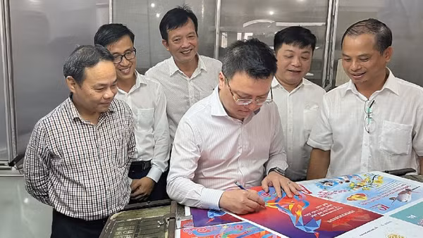 Tổng Biên tập và các đồng chí trong ban biên tập Báo Nhân Dân thăm và làm việc với ban lãnh đạo Công ty In Báo Nhân Dân Thành phố Hồ Chí Minh năm 2022.