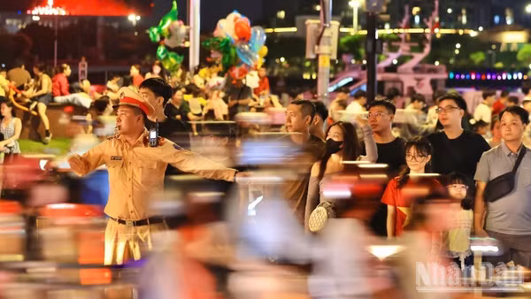 Lực lượng Cảnh sát giao thông điều tiết tối 30/4 trên các tuyến đường. 