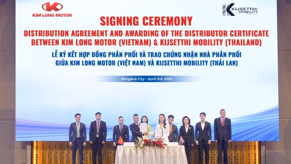 Đại diện Kim Long Motor và Kijsetthi Mobility tại lễ ký kết. 