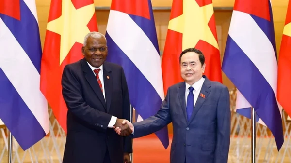 Chủ tịch Quốc hội Trần Thanh Mẫn và Chủ tịch Quốc hội Chính quyền nhân dân, Chủ tịch Hội đồng Nhà nước Cộng hòa Cuba Esteban Lazo Hernandez. (Ảnh: TTXVN)