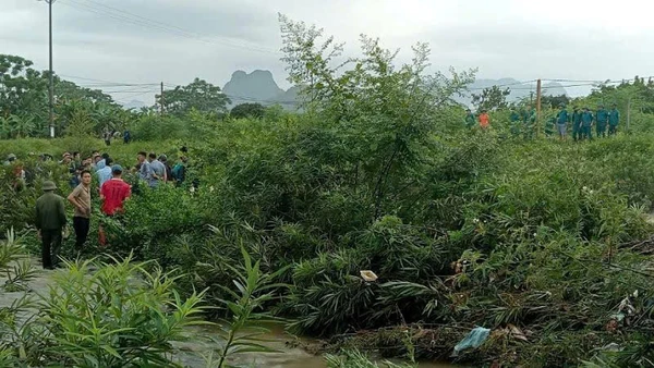 Lực lượng chức năng và nhân dân đang nỗ lực tìm kiếm nạn nhân mất tích.